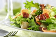 Salade met zongedroogde tomaten en croutons